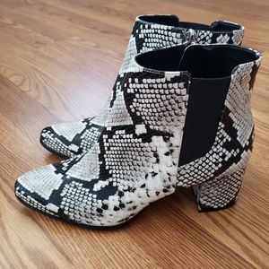NWOT Calvin Klein Fiona Snakeprint Booties Size 10